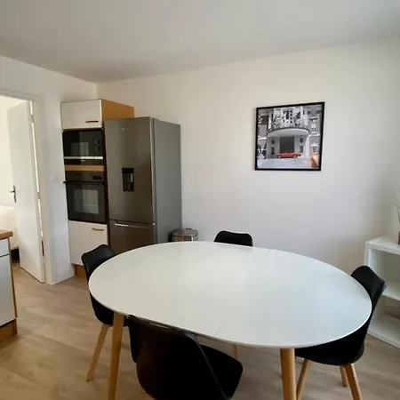 2-bedroom For 4 People Near The Beach Apartment *